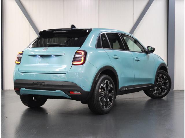 Fiat 600 600e La Prima 54 kWh | Camera | AppleCarPlay/AndroidAuto | Adaptive CruiseControl met Stop&Go | Elektrische Bestuurdersstoel | Stoelverwarming | Rondom Parkeersensoren | Navigatie | HillHold | Dodehoekdetectie |