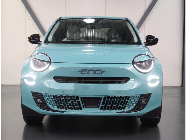 Fiat 600 600e La Prima 54 kWh | Camera | AppleCarPlay/AndroidAuto | Adaptive CruiseControl met Stop&Go | Elektrische Bestuurdersstoel | Stoelverwarming | Rondom Parkeersensoren | Navigatie | HillHold | Dodehoekdetectie |