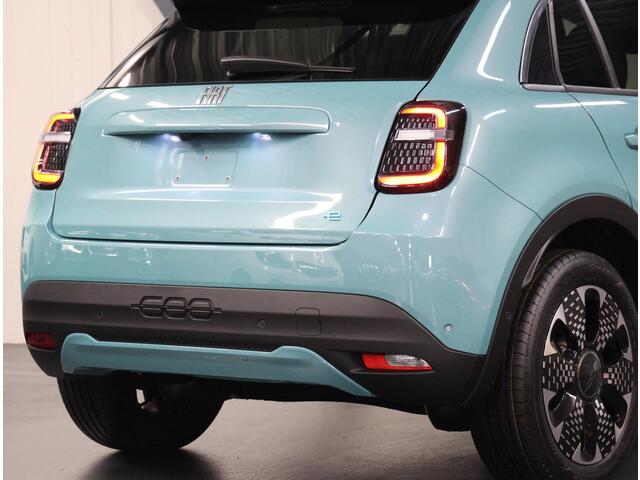 Fiat 600 600e La Prima 54 kWh | Camera | AppleCarPlay/AndroidAuto | Adaptive CruiseControl met Stop&Go | Elektrische Bestuurdersstoel | Stoelverwarming | Rondom Parkeersensoren | Navigatie | HillHold | Dodehoekdetectie |