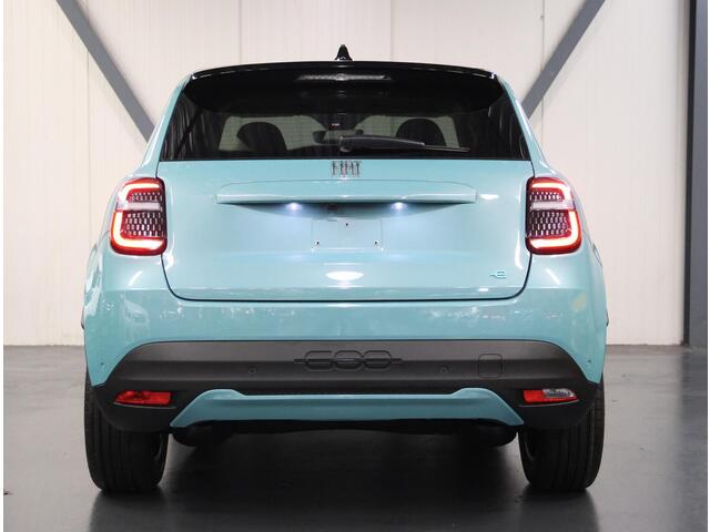 Fiat 600 600e La Prima 54 kWh | Camera | AppleCarPlay/AndroidAuto | Adaptive CruiseControl met Stop&Go | Elektrische Bestuurdersstoel | Stoelverwarming | Rondom Parkeersensoren | Navigatie | HillHold | Dodehoekdetectie |