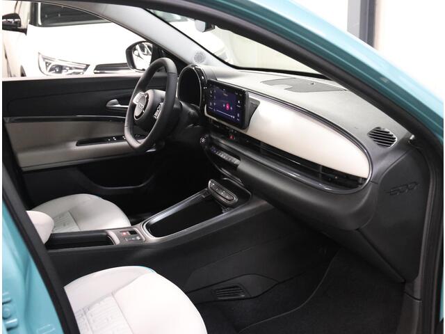 Fiat 600 600e La Prima 54 kWh | Camera | AppleCarPlay/AndroidAuto | Adaptive CruiseControl met Stop&Go | Elektrische Bestuurdersstoel | Stoelverwarming | Rondom Parkeersensoren | Navigatie | HillHold | Dodehoekdetectie |