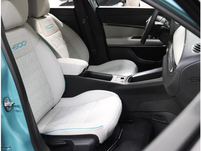 Fiat 600 600e La Prima 54 kWh | Camera | AppleCarPlay/AndroidAuto | Adaptive CruiseControl met Stop&Go | Elektrische Bestuurdersstoel | Stoelverwarming | Rondom Parkeersensoren | Navigatie | HillHold | Dodehoekdetectie |