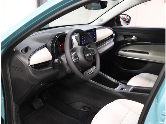 Fiat 600 600e La Prima 54 kWh | Camera | AppleCarPlay/AndroidAuto | Adaptive CruiseControl met Stop&Go | Elektrische Bestuurdersstoel | Stoelverwarming | Rondom Parkeersensoren | Navigatie | HillHold | Dodehoekdetectie |
