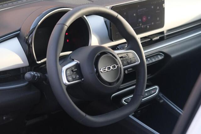 Fiat 600 1.2 Hybrid 110pk DCT6 La Prima | Navi | App Connect | Adaptive Cruise | Climate | Keyless | Camera | Leder | Elektrische Achterklep