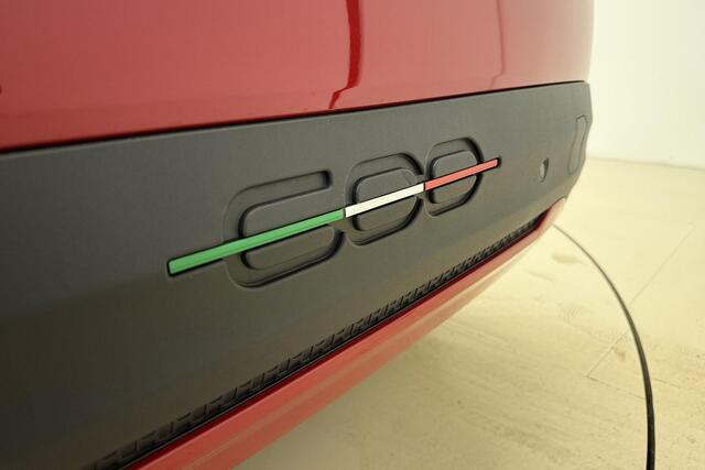 Fiat 600 600e RED 54 kWh | NIEUW | RUIM ¤ 10.000 REGISTRATIEVOORDEEL! | Climate control | DAB Radio | Keyless start | Hoge instap | Parkeersensoren | Snel rijden