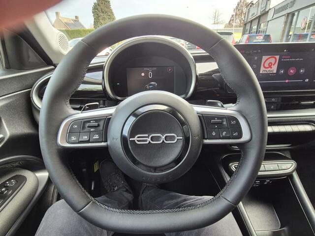 Fiat 600 1.2 Hybrid Urban AUTOMAAT / CLIMATE CONTROL/STOEL VERWARMING/CRUISE CONTROL