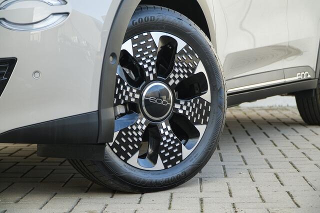 Fiat 600 600e La Prima 54 kWh | Navi | Camera | Carplay | 18"