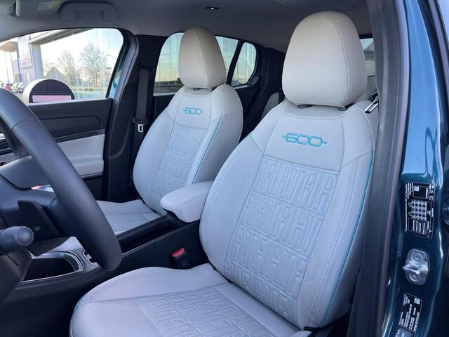 Fiat 600 1.2 Hybrid La Prima | Full option | Camera | Stoelverwarming | Leder | Carplay | Massage | Droneview | LED