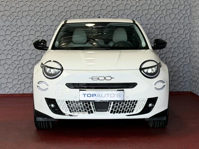 Fiat 600 1.2 HYBRID LA PRIMA CAMERA ELEK.STOELSTOELVERW.CARPLAY ADAP.CRUISE LEER MASSAGE ELEK.KLEP 18''LMV ? Top Auto Fiat Wijchen , 30 Jaar ervaring in Fiat , Wij leveren de : Icon / La Prima / Pop / Sport . Urban / Benzine / Hybrid . Met Fabrieksgarantie ?