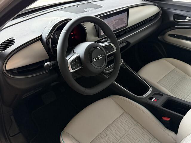 Fiat 600 1.2 HYBRID LA PRIMA CAMERA ELEK.STOELSTOELVERW.CARPLAY ADAP.CRUISE LEER MASSAGE ELEK.KLEP 18''LMV ? Top Auto Fiat Wijchen , 30 Jaar ervaring in Fiat , Wij leveren de : Icon / La Prima / Pop / Sport . Urban / Benzine / Hybrid . Met Fabrieksgarantie ?