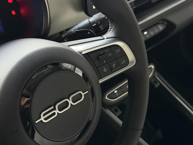 Fiat 600 1.2 HYBRID LA PRIMA LEER MASSAGE ELEK.STOEL CAMERA CARPLAY ADAP.CRUISE STOELVERW. ELEK.KLEP 18''LMV ? Top Auto Fiat Wijchen , 30 Jaar ervaring in Fiat , Wij leveren de : Icon / La Prima / Pop / Sport . Urban / Benzine / Hybrid . Met Fabrieksgarantie ?