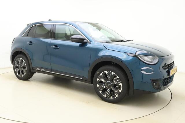 Fiat 600 600e La Prima 54 kWh | Camera | Lederen bekleding | Stoelverwarming | 18'' lichtmetalen velgen | Elektrische achterklep | LED verlichting | Keyless