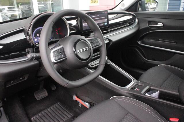 Fiat 600 1.2 Hybrid 110PK AUTOMAAT URBAN | STOEL/VOORRUIT VERWARMING | KEYLESS ENTRY/START | 17" LICHTEMATELN VELGEN | DRAADLOZE TELEFOONLADER | DRAADLOZE APPLE CARPLAY/ANDROID AUTO | NAVIGATIE | DAB+ RADIO | PARKEERSENSOREN VOOR + ACHTER | ACHTERUITRIJ CAMERA | C