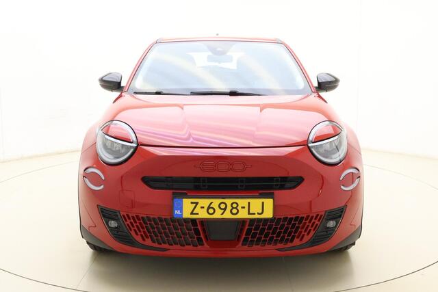 Fiat 600 600e RED 54 kWh | SCHERPE PRIJS| Geen kilometers | Keyless | Navigatie via Carplay | Parkeersensoren | Lichtmetalen velgen