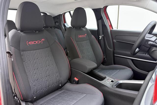 Fiat 600 600e RED 54 kWh | SCHERPE PRIJS| Geen kilometers | Keyless | Navigatie via Carplay | Parkeersensoren | Lichtmetalen velgen
