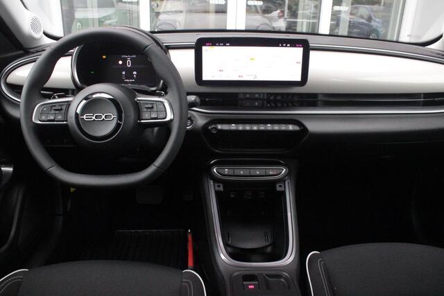 Fiat 600 1.2 Hybrid 110PK AUTOMAAT URBAN | STOEL/VOORRUIT VERWARMING | KEYLESS ENTRY/START | 17" LICHTEMATELN VELGEN | DRAADLOZE TELEFOONLADER | DRAADLOZE APPLE CARPLAY/ANDROID AUTO | NAVIGATIE | DAB+ RADIO | PARKEERSENSOREN VOOR + ACHTER | ACHTERUITRIJ CAMERA | C