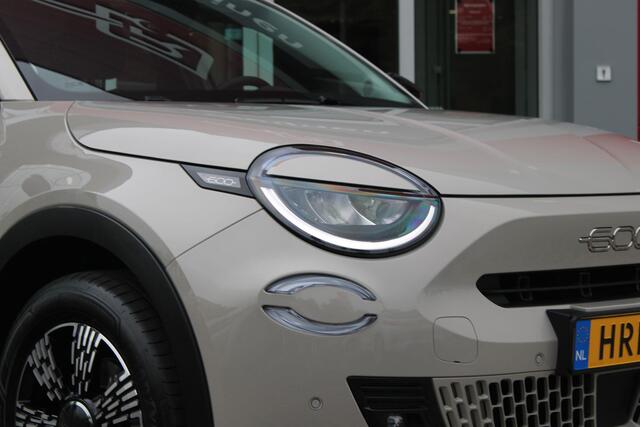 Fiat 600 1.2 Hybrid 110PK AUTOMAAT URBAN | STOEL/VOORRUIT VERWARMING | KEYLESS ENTRY/START | 17" LICHTEMATELN VELGEN | DRAADLOZE TELEFOONLADER | DRAADLOZE APPLE CARPLAY/ANDROID AUTO | NAVIGATIE | DAB+ RADIO | PARKEERSENSOREN VOOR + ACHTER | ACHTERUITRIJ CAMERA | C