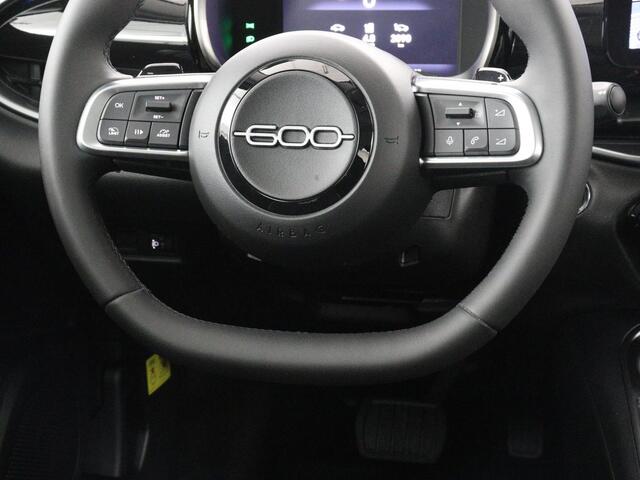 Fiat 600 1.2 Hybrid Urban | Stoelverwarming | 360 camera | | Stoelverwarming | 360 camera | Cruise control | Navigatie | Carplay | DAB | Climate control | Full LED | Park assist | Sfeerverlichting