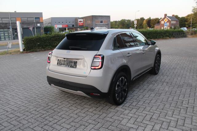 Fiat 600 600e La Prima 54 kWh Clima-Cruise-Navi-Leder-Massage 11,000 KM!!