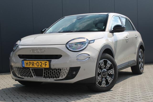 Fiat 600 1.2 Hybrid Urban | Incl. 12 maanden garantie | Stoelverwarming | Cruise Control | Apple Carplay/Android Auto | Parkeersensoren | Parkeercamera | Navigatie |