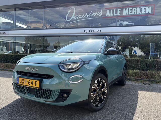 Fiat 600 1.2 Hybrid La Prima Achteruitrijcamera - Apple carplay - Airco - parkeersensoren - Navigatie - Dodehoek detector - Draadloze telefoonoplader - Stoelverwarming - Voorstoelen met massagefunctie - Bluetooth - Cruise control - Keyless start and entry - Led ve