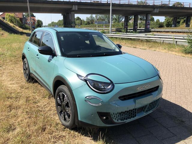 Fiat 600 1.2 145 PK Hybrid Icon AUTOMAAT|NAVI|CLIMATE|APPLE/ANDROID|PDC|17"