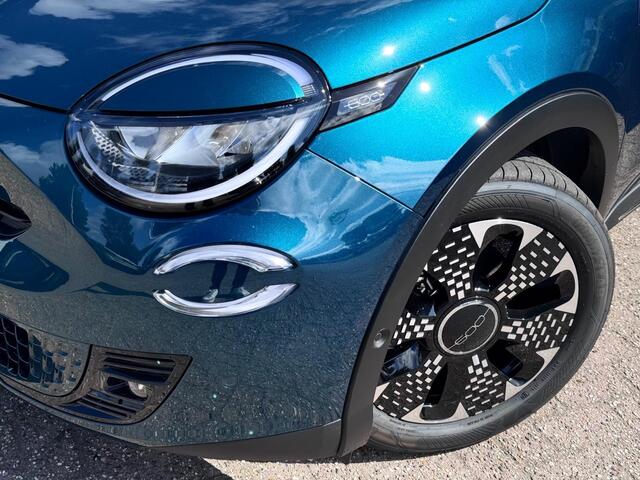 Fiat 600 600e La Prima 54 kWh | Apple-Android | Stoelmassage | Winter Pack