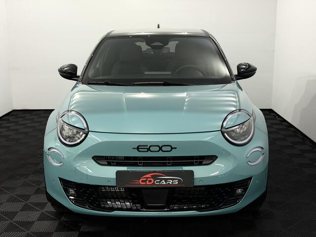 Fiat 600 1.2 Hybrid Sport 145PK Camera, Apple carplay, Rijstrook correctie, velgen, Stoelmassage, Verstelbare stoelen, Stoelverwarming, Cruise control adaptief, 2 Jaar garantie