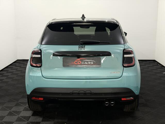 Fiat 600 1.2 Hybrid Sport 145PK Camera, Apple carplay, Rijstrook correctie, velgen, Stoelmassage, Verstelbare stoelen, Stoelverwarming, Cruise control adaptief, 2 Jaar garantie