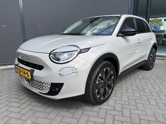 Fiat 600 600e La Prima 54 kWh Achteruitrijcamera - Apple carplay - Draadloze telefoonoplader - Parkeersensoren - Navigatie - Airco - Stoelverwarming - Voorstoelen met massagefunctie - Licht metalen velgen 18 inch - Keyles Cruise control - Dodehoek detector - Extra