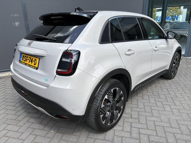 Fiat 600 600e La Prima 54 kWh Achteruitrijcamera - Apple carplay - Draadloze telefoonoplader - Parkeersensoren - Navigatie - Airco - Stoelverwarming - Voorstoelen met massagefunctie - Licht metalen velgen 18 inch - Keyles Cruise control - Dodehoek detector - Extra