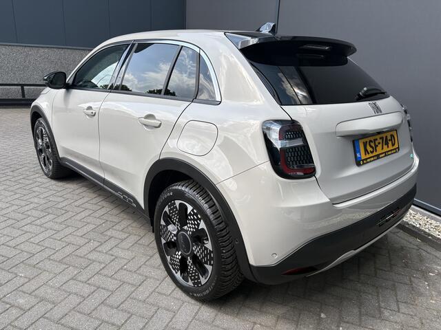 Fiat 600 600e La Prima 54 kWh Achteruitrijcamera - Apple carplay - Draadloze telefoonoplader - Parkeersensoren - Navigatie - Airco - Stoelverwarming - Voorstoelen met massagefunctie - Licht metalen velgen 18 inch - Keyles Cruise control - Dodehoek detector - Extra