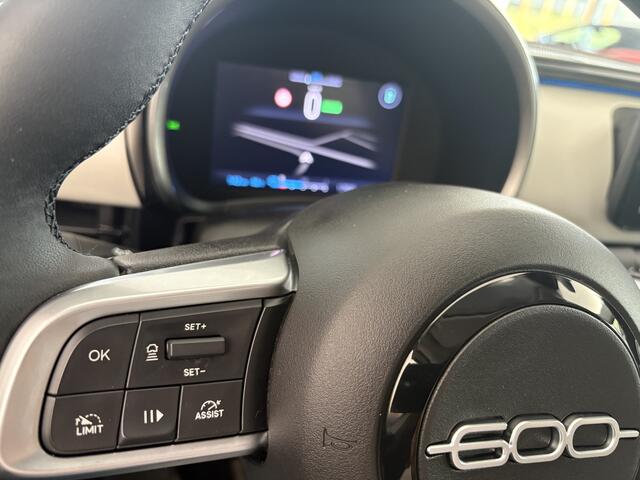 Fiat 600 600e La Prima 54 kWh Achteruitrijcamera - Apple carplay - Draadloze telefoonoplader - Parkeersensoren - Navigatie - Airco - Stoelverwarming - Voorstoelen met massagefunctie - Licht metalen velgen 18 inch - Keyles Cruise control - Dodehoek detector - Extra