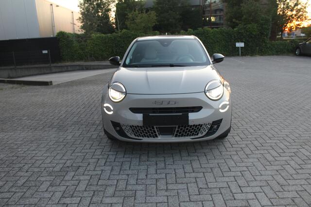 Fiat 600 600e La Prima 54 kWh 10.000 KM !! Clima-Cruise-Navi-Leder-Massage