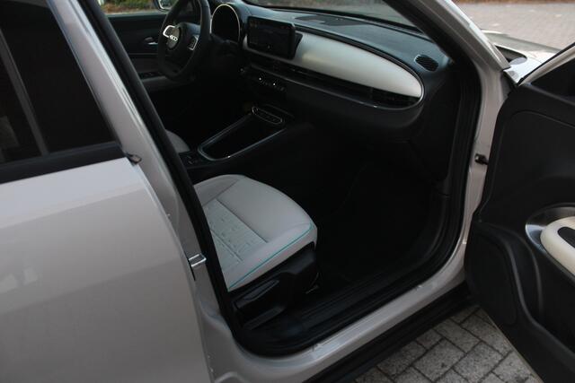Fiat 600 600e La Prima 54 kWh 10.000 KM !! Clima-Cruise-Navi-Leder-Massage