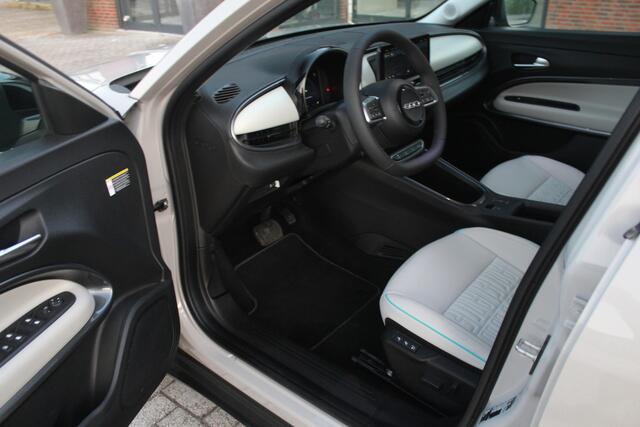 Fiat 600 600e La Prima 54 kWh 10.000 KM !! Clima-Cruise-Navi-Leder-Massage