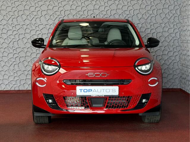 Fiat 600 1.2 HYBRID LA PRIMA STOELVERW. ELEK.KLEP LEER MASSAGE CAMERA CARPLAY ADAP.CRUISE ELEK.STOEL 18''LMV ? Top Auto Fiat Wijchen , 30 Jaar ervaring in Fiat , Wij leveren de : Icon / La Prima / Pop / Sport . Urban / Benzine / Hybrid . Met Fabrieksgarantie ?