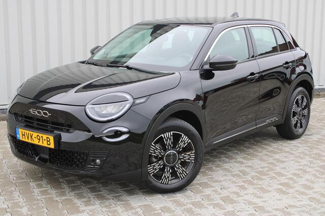Fiat 600 1.2 Hybrid Urban | Incl. 12 maanden garantie | Cruise control | Apple carplay/Android auto | Parkeercamera | DAB radio | Navigatie | Stoelverwarming |
