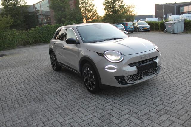 Fiat 600 600e La Prima 54 kWh 9500 KM !! Clima-Cruise-Navi-Leder-Massage
