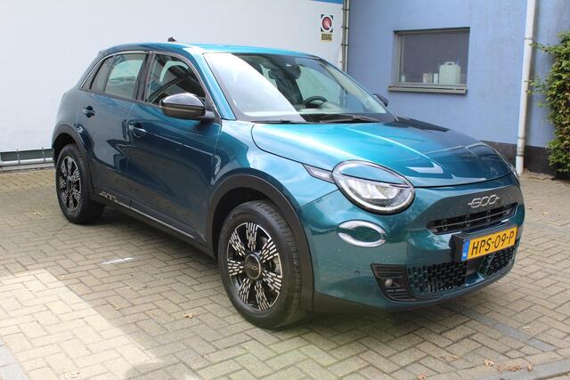 Fiat 600 1.2 Hybrid Urban | Incl. 12 maanden Garantie | AchteruitrijCamera | Stoelverwarming | Parkeersensoren V+A | Apple CarPlay/Android Auto | Navigatie | Climate controle | Keyless entry/start | Draadloze telefoonlader | Cruise controle | Origineel NL Auto | NAP |