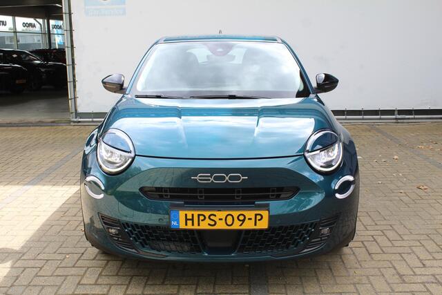 Fiat 600 1.2 Hybrid Urban | Incl. 12 maanden Garantie | AchteruitrijCamera | Stoelverwarming | Parkeersensoren V+A | Apple CarPlay/Android Auto | Navigatie | Climate controle | Keyless entry/start | Draadloze telefoonlader | Cruise controle | Origineel NL Auto | NAP |