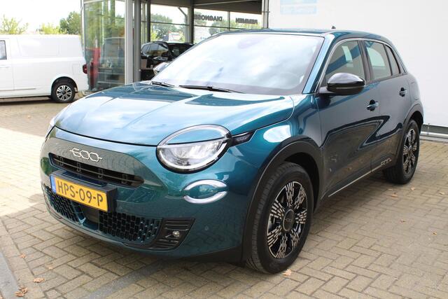 Fiat 600 1.2 Hybrid Urban | Incl. 12 maanden Garantie | AchteruitrijCamera | Stoelverwarming | Parkeersensoren V+A | Apple CarPlay/Android Auto | Navigatie | Climate controle | Keyless entry/start | Draadloze telefoonlader | Cruise controle | Origineel NL Auto | NAP |
