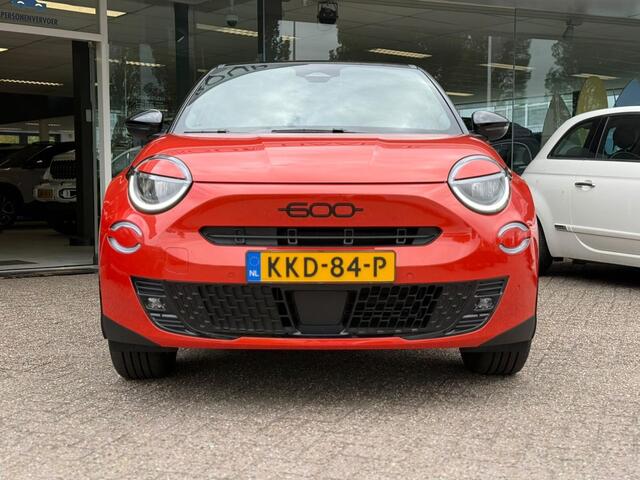 Fiat 600 600e Sport 54 kWh | Parkeercamera | Carplay | ACC