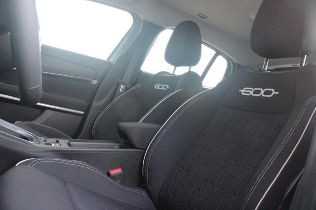 Fiat 600 1.2 110PK Hybrid AUTOMAAT POP | WINTER PACK: VERWAMBARE VOORSTOELEN/VERWARMBARE VOORRUIT | PACK COMFORT: ACHTERUITRIJCAMERA MET DYNAMISCHE HULPLIJNEN/AUDIOSYSTEEM MET 6 SPEAKERS/DRAADLOOS LADEN/KEYLESS ENTRY/NAVIGATIE/PARKEERSENSOREN VOOR EN ACHTER/VERKEERSBORDINFORMATIE | PACK STYLE: 17" LICHTMETALEN VELGEN/HOOGGLANS ZWARTE SPIEGELKAPPEN/VERCHROME OMLIJSTING/LED RICHTINGAANWIJZERS/LED MISTLAMPEN/DASHBOARD IN CARROSSERIEKLEUR | DRAADLOZE APPLE CARPLAY/ANDROID AUTO |