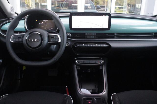 Fiat 600 1.2 110PK Hybrid AUTOMAAT POP | WINTER PACK: VERWAMBARE VOORSTOELEN/VERWARMBARE VOORRUIT | PACK COMFORT: ACHTERUITRIJCAMERA MET DYNAMISCHE HULPLIJNEN/AUDIOSYSTEEM MET 6 SPEAKERS/DRAADLOOS LADEN/KEYLESS ENTRY/NAVIGATIE/PARKEERSENSOREN VOOR EN ACHTER/VERKEERSBORDINFORMATIE | PACK STYLE: 17" LICHTMETALEN VELGEN/HOOGGLANS ZWARTE SPIEGELKAPPEN/VERCHROME OMLIJSTING/LED RICHTINGAANWIJZERS/LED MISTLAMPEN/DASHBOARD IN CARROSSERIEKLEUR | DRAADLOZE APPLE CARPLAY/ANDROID AUTO |