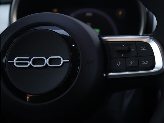 Fiat 600 1.2 Hybrid 110 PK La Prima | Navi | Camera | Carplay | Leder