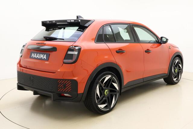 Fiat Abarth 600e Turismo 54 kWh | 20'' lichtmetalen velgen | Sabelt sportstoelen | Zwarte hemelbekleding | Alcantara sportstuur | Sperdifferentieel | Uit voorraad leverbaar!