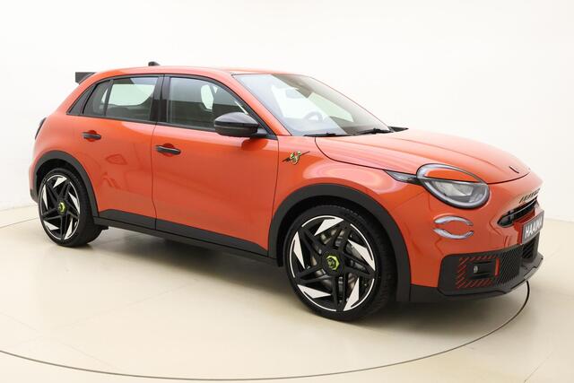 Fiat Abarth 600e Turismo 54 kWh | 20'' lichtmetalen velgen | Sabelt sportstoelen | Zwarte hemelbekleding | Alcantara sportstuur | Sperdifferentieel | Uit voorraad leverbaar!