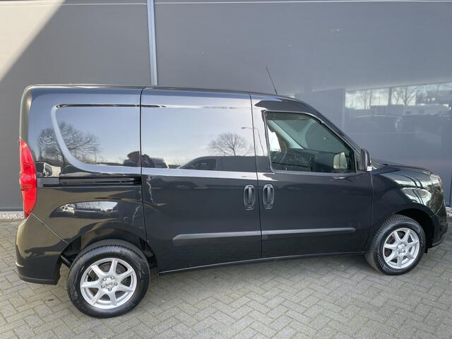 Fiat DOBLO Cargo 1.3 MJ L1H1 SX Cruise control - Zijschuifdeur rechts - tussenschot volledig - Lederen stuurwiel - Parkeersensoren achter - navigatie - radio - Airco
