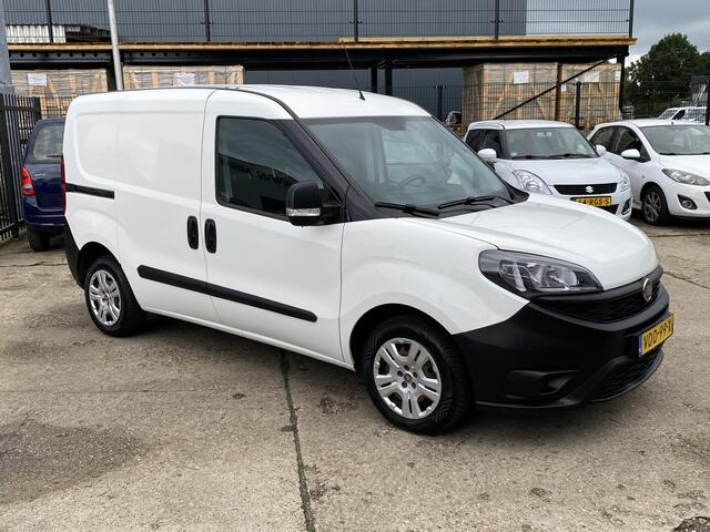 Fiat DOBLO Cargo 1.6 MJ EURO 6 L1H1 ECO JET, 6-BAK, 3-PEROONS, AIRCO, SCHUIFDEUR RECHTS, CRUISE CONTROL, PARKEERSENSOREN, NAVIGATIE-BLUETOOTH-RADIO-USB, ELEK-RAMEN, CENT-VERGRENDELING, KAST INRICHTING